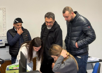 Vota e diasporës/ Çuçi “përvesh mëngët” në Romë, thirrje emigrantëve të regjistrohen: Bashkë për Shqipërinë në BE në 2030