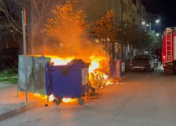 Përfshihen nga flakët koshat e mbetjeve në qendër të Elbasanit, dyshohet zjarrvënie e qëllimshme