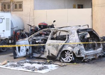 Shkrumbohet makina me targa serbe, brenda saj gjenden eshtra njeriu