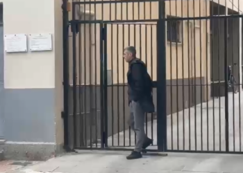 VIDEOLAJM / Zyrtari i lartë i Bashkisë Tiranë viziton Veliajn te “Mine Peza”?