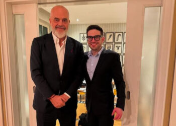 “Rama i fshiu”/ Alex Soros publikon foton me kryeministrin pas deklaratave të Berishës: Kam pasur shumë kërkesa për ta rikthyer