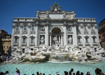 Tentoi të zhytej në Fontana di Trevi, skena e “La Dolce Vita” i kushton shtrenjtë turistit