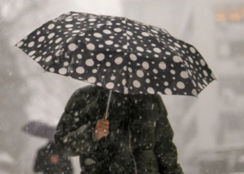 Dëbora mbulon Stambollin, anulohen fluturimet, mbyllet transporti në Bosfor