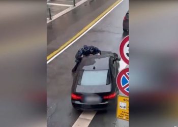 VIDEO/ Pamje si në filma, shqiptari merr para me makinë policët në Itali. Karabinierëve iu vjen në ndihmë…autobusi