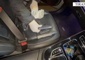 Lëvizte me pistoletë me silenciator në automjet, vihet në pranga 25-vjeçari në Tiranë