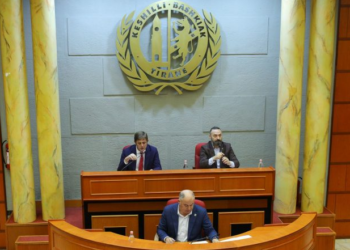 Këshilltarët e PD bllokojnë këshillin bashkiak të Tiranës, miratohen mes debateve vendimet për ndihmat financiare dhe bonuset e qirasë