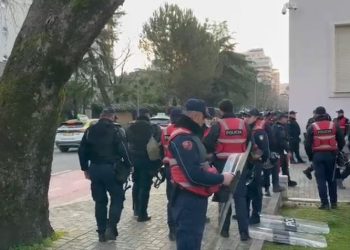 Protesta/ Mobilizohen policia dhe efektivët e FNSH, pranë Kryeministrisë edhe një autobot me ujë
