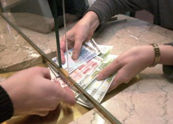 Shqiptarët hyjnë në borxh për të blerë pajisje dhe shtëpi, rekord kredish në fundvit