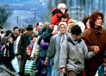 Shërbeu si ushtar, këngëtari i famshëm rikthen kujtimet e luftës së Kosovës në koncertin e tij