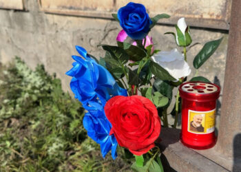 “Një gabim sjell dhimbje që s’harrohet kurrë”, lule e qirinj në vendin ku u shuan burrë e grua në Lezhë