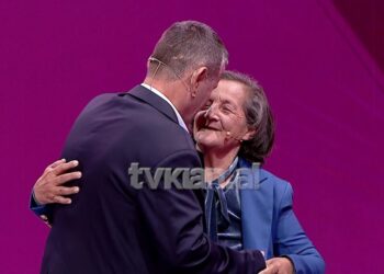 “S’më duket djali im…”/ ADN-ja e konfirmon, Erioni përqafon nënën biologjike pas 46 vitesh!