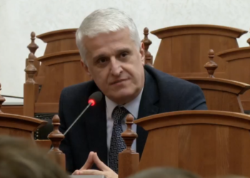 Arrestimi i Veliajt/ “Asnjë nga ne sot s’foli sot kundër Dumanit apo SPAK”, Majko ia thotë në sy Berishës: “Non Gratën” ta vunë konservatorët, jo marksistët! Kontraktori që paguan për fushatë…