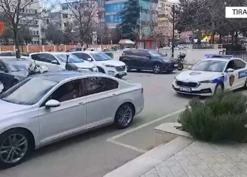 U nervozuan kur i ndaloi policia në Tiranë, çfarë u gjetën efektivët dy të rinjve