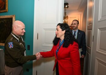 Vjosa Osmani takon komandantin e forcave aleate për Evropën: Roli i NATO-s në Kosovë, i pazëvendësueshëm