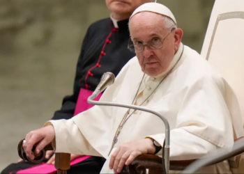 Vatikani: Papa Françesku vijon në gjendje kritike, por pa kriza në frymëmarrje