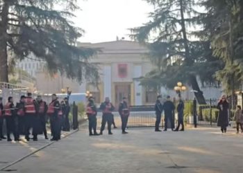 Një orë nga protesta e PD, shtohen masat e sigurisë, “blindohet” Parlamenti