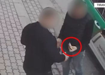 U hoq si drejtues i një institucioni vendor dhe përfitoi 6 mijë euro nga një biznesmen, arrestohet 26-vjeçari në Tiranë