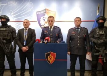 780 bimë kanabis, llamba, aspiratorë dhe…/ Detaje nga operacioni antidrogë në Vlorë, policia: U zbuluan 2 “shtëpi bari”. Një në pranga