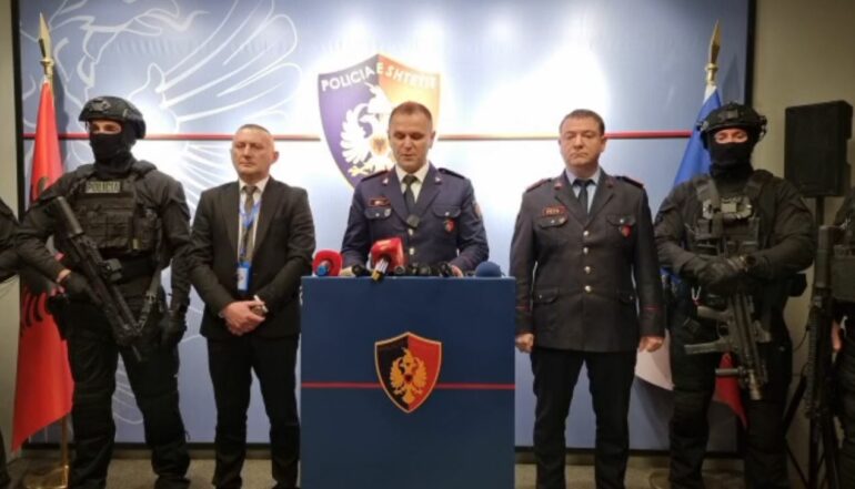 780 bimë kanabis, llamba, aspiratorë dhe…/ Detaje nga operacioni antidrogë në Vlorë, policia: U zbuluan 2 “shtëpi bari”. Një në pranga