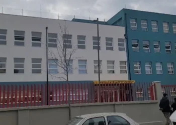 Panik në Durrës nga meningiti akut, prindërit refuzojnë të dërgojnë fëmijët në shkollë