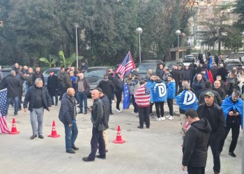 “Sy më sy dhe xhep me xhep”/ Pankartat në tubimin e opozitës (Foto)