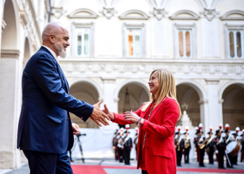 Rama thotë se “Italia kërkon, Shqipëria ndihmon”. Por a rrezikon të dështojë plani për emigrantët?