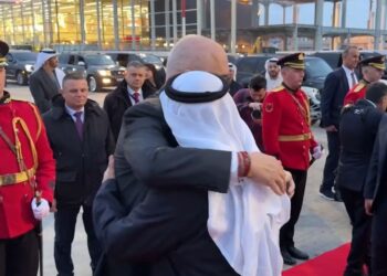 Presidenti i Emirateve të Bashkuara Arabe largohet nga Tirana, Kryeministri e përcjell me përqafime