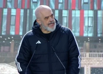 “Ata që s’duan kulla, a duan rrugë e shkolla?”/ Rama ‘tallet’ me opozitën: Oligarkët e syve që t’i plasin bretkosave