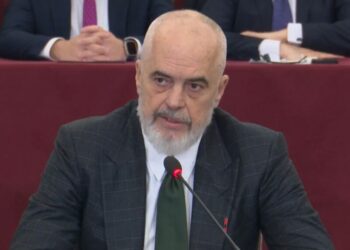 “Do t’i shkrijmë…”, Rama lexon SMS e qytetarit: Dy kamikazë në GJKKO i japin Berishës dosjet që lexon në Parlament