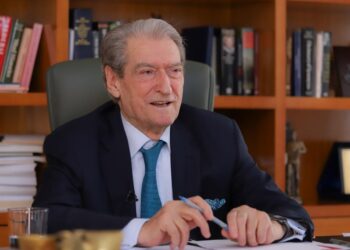 “Grusht shteti”/ Protesta në mbështetje të Veliajt irriton Berishën: Rrugaçë që goditën makinat e gjykatësve! Do dënohen për pjesëmarrje në puç