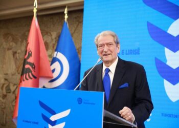 Dokument/ Berisha dorëzon kërkesën në KQZ për regjistrimin e PD-së në zgjedhjet e 11 Majit