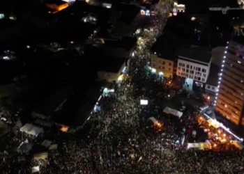Protestat në Serbi! Mijëra njerëz mblidhen kundër korrupsionit, Vuçiç organizon kundërmiting