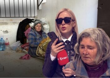 Çnjerëzore! E dëbon vajza nga shtëpia, e moshuara jeton në kushte primitive në hyrje të pallatit