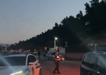 U gjet i vdekur brenda automjetit në Lezhë/ 25 vjeçari nuk rezulton i njohur për policinë, shoqërohen familjarët dhe një person tjetër