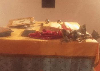 Akt vandalizmi në kishën e Ksamilit, dy persona dëmtojnë ikonat dhe objektet e kultit, policia ndërhyn në kohë dhe i arreston