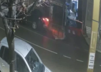 E frikshme në Durrës! 22-vjeçarja humb kontrollin e makinës, shpëtojnë mrekullisht këmbësorët