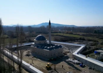 Xhamia e Plumbit do të rihapet për besimtarët në maj, ministri Gonxhe inspekton punimet: Projekti i rikthen vlerat historike këtij monumenti