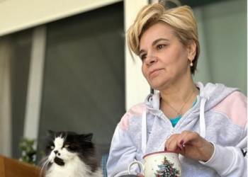 Monika Kryemadhi pozon me macen e Metës në verandë (Foto)