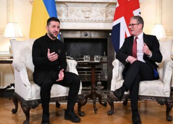 Kryeministri britanik përqafon Zelenskyn: Ne do të qëndrojmë me ju deri në fund!