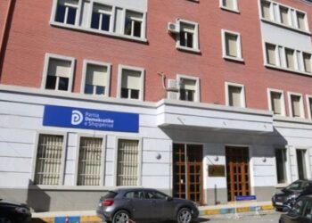 PD i kërkon KQZ- së që të heqë logot dhe simbolet e partisë nga zyrat me qira të Bashës: Përdorimi i tyre po na dëmton  