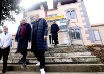 Godina e ish-Komandës së Gardës do kthehet në qendër kulturore, Rama: Mund të quhet Muzeu ‘i veshjeve të shtetit’