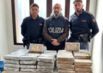 Shqiptari kapet me 105 kg kokainë të pastër në Itali, pakot me stampa dhe kode të grupeve pritëse, çfarë e tradhtoi 42-vjeçarin