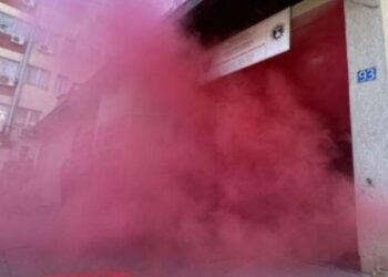Dita e Gruas/ Marshim në Prishtinë, hidhen tymuese drejt godinës së policisë