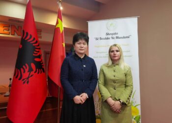 Ambasadorja e Kinës në Shqipëri vizitë në Durrës, ndihma për gratë me aftësi të kufizuara