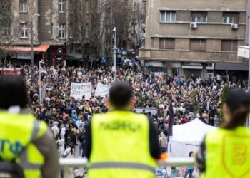 Përshkallëzohen protestat në Serbi/ Studentët bllokojnë televizionet, plagoset një nga rojet e objekteve