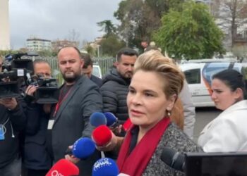 Monika Kryemadhi flet jashtë Kuvendit: Do të votoj për Ilir Metën