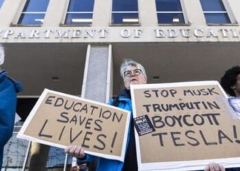 Trump pushon gjysmën e punonjësve të Departamentit të Arsimit, çfarë fshihet pas kësaj lufte ndaj shkollave