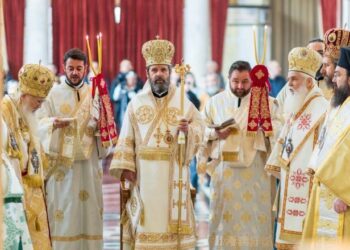 U fronëzua dje, Kryepeshkopi Joan mban në gjuhën shqipe meshën e parë në katedralen ‘Ringjallja e Krishtit’