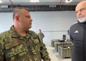 Rama dhe ministri Vengu inspektojnë Bazën Ajrore të Kuçovës: Po kthehet në aset strategjik të NATO-s, dronë dhe teknologji ushtarake e fjalës së fundit