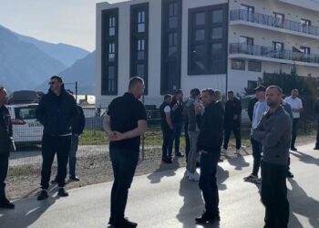 Aksidenti me vdekje në hyrje të Kukësit, banorët në protestë: Rruga kushtoi 1.5 milionë euro, nuk ka sinjalistikë!